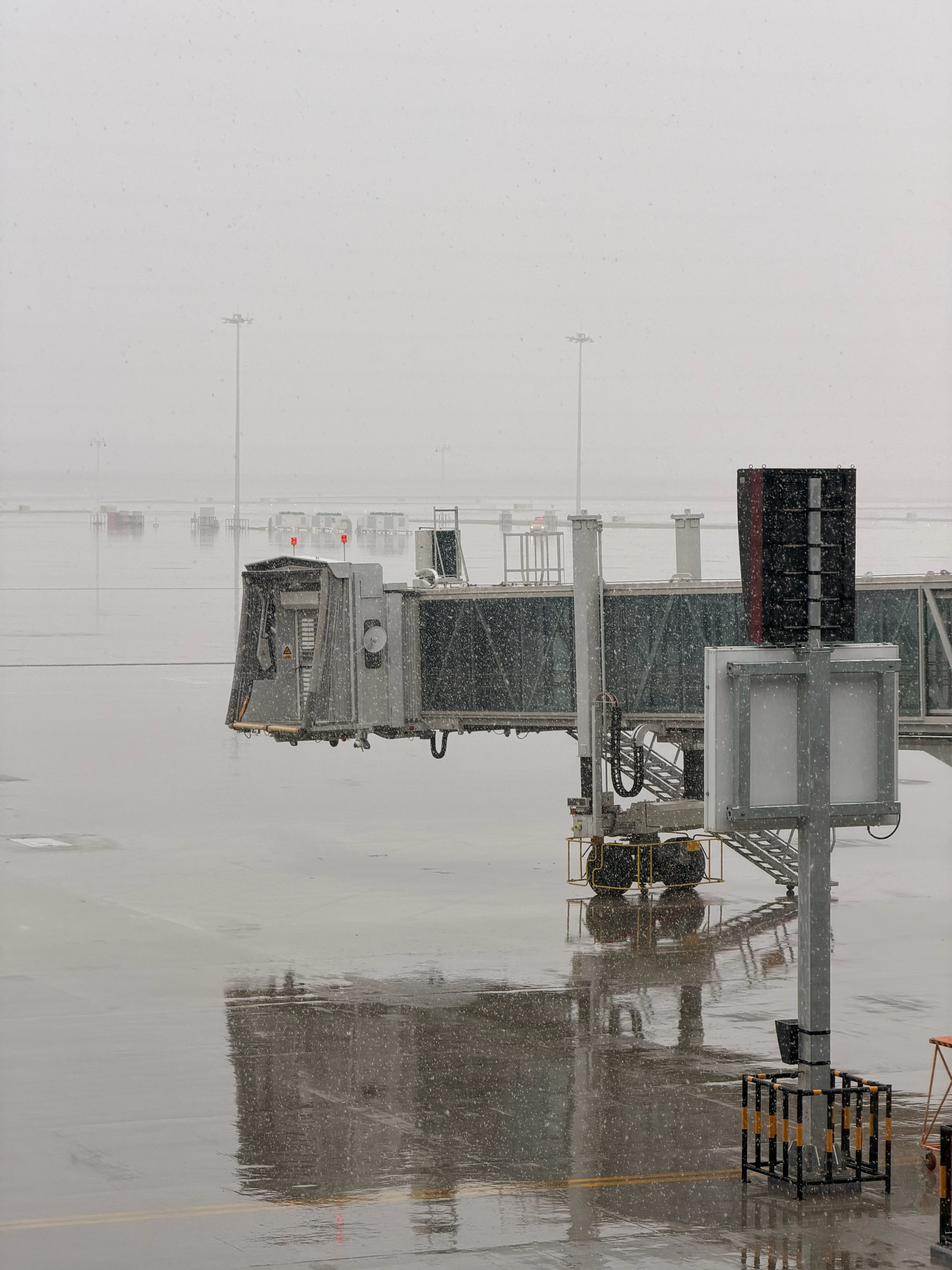 极氪极氪焕新007 去阿那亚拍焕新007兰州转机这边下大雪来杯老兰州酸奶等吧 兰