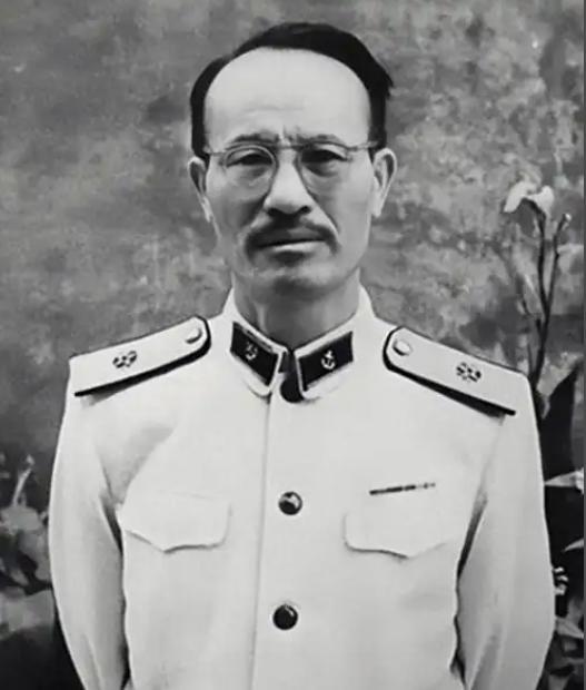 1955年，袁也烈被授少将军衔，他曾是粟裕等人的上级，在军中资历很深，他曾经的警
