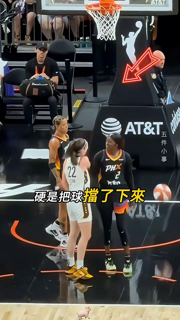 他犯规后情绪上来直接把球甩了出去，但他瞬间发现那颗球正直直朝对手的脸上飞去，立刻