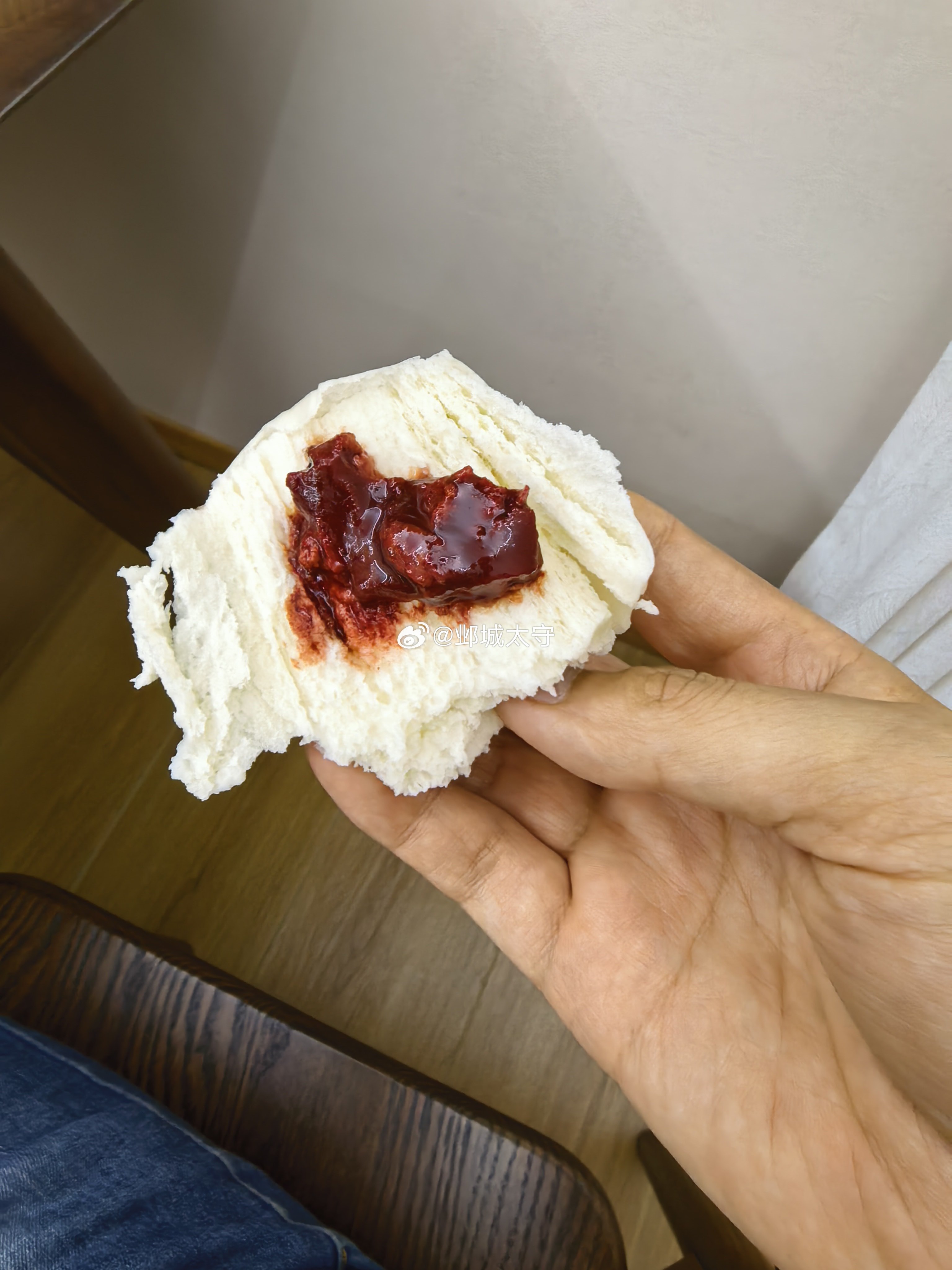 都是红色，还是蘸豆腐乳的馒头好吃。 