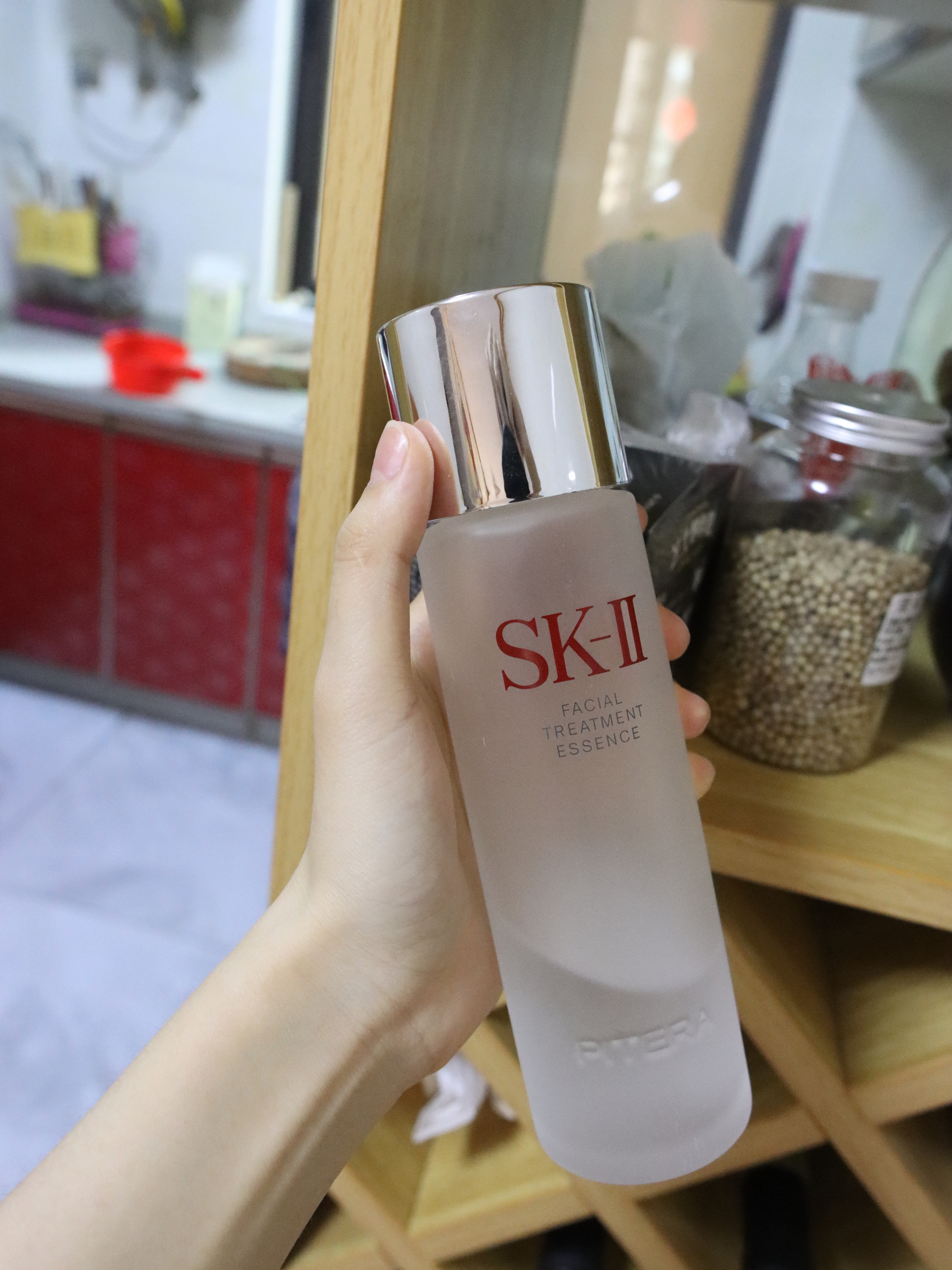 夏天用啥都不行，还是SK2神仙水比较可！皮肤告别油腻，一整天都是清爽哑光的感觉太