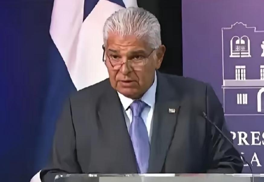 这事儿，真是把人气笑了。

深夜，重型机械开进巴拿马运河入口，
不是修路，
是直