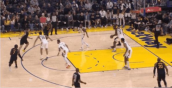 真累！勇士居然要靠霍福德打破得分荒！
在今天NAB常规赛勇士对阵步行者的第一节，