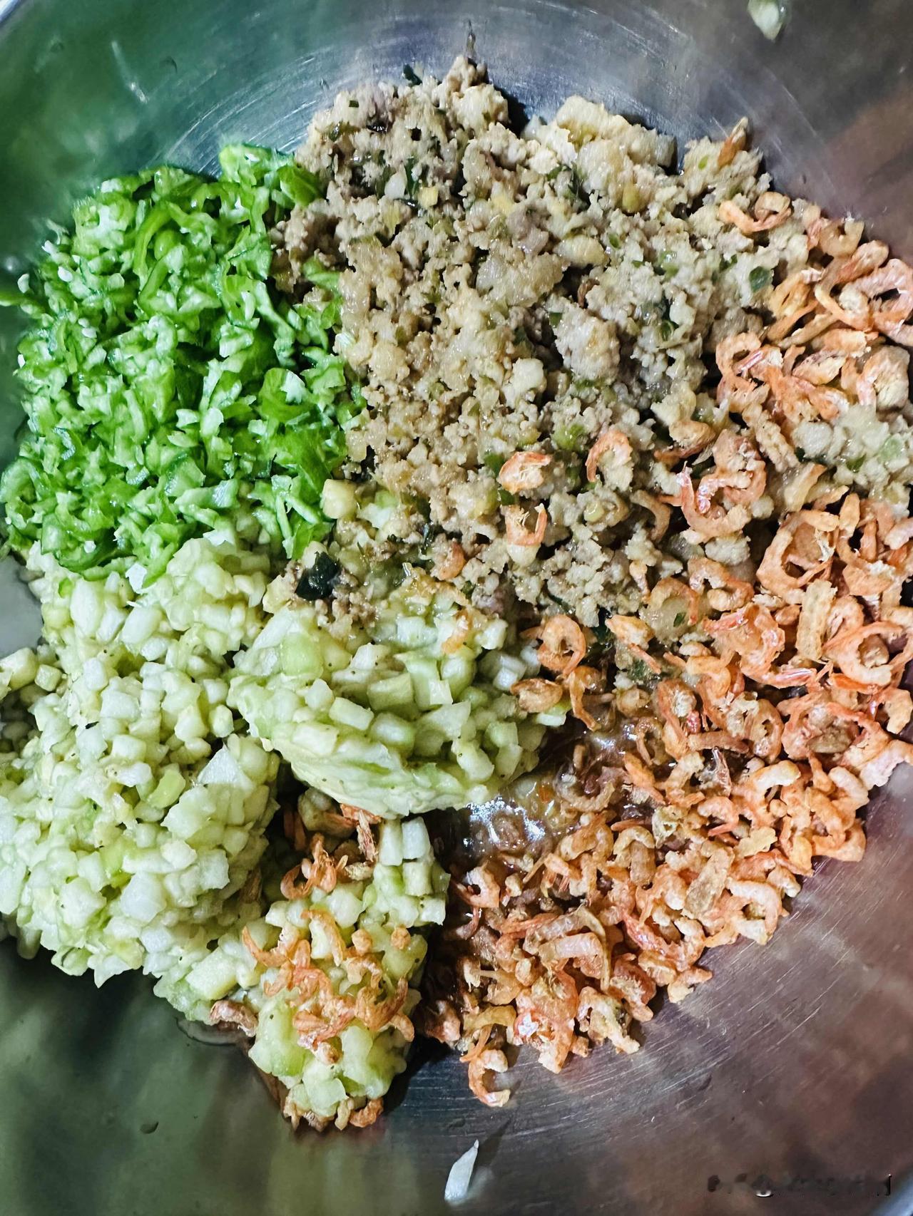 买了两只茄子🍆
加了三只螺纹辣椒🌶️
又加了三把小虾米🦐
又又加了一斤精品