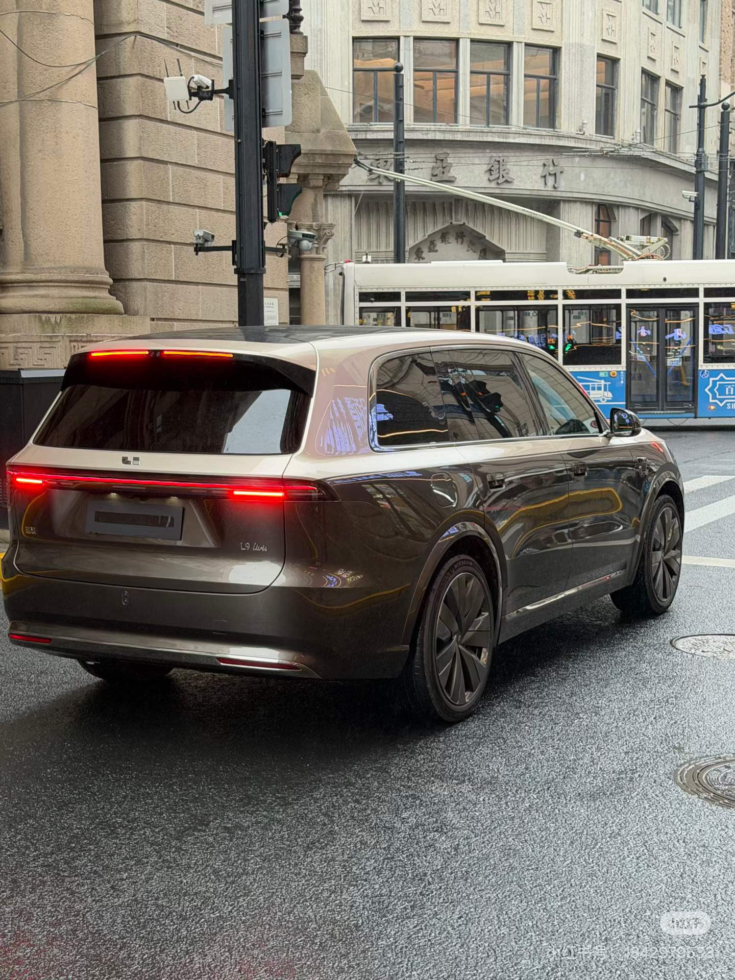 理想L9 livis上路了，看起来精致了不少，因为车漆的缘故吗？ 