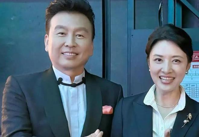 她离过婚，但他等了七年。
不是砸钱，玩的是暗恋。
央视一姐转型最难的时候，他调动