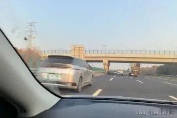 跑高速时，踩到110km/h左右，一辆小鹏X9恰好这速度，跟我并排了1-2分钟后