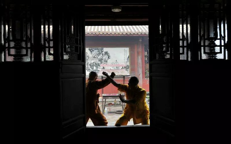 静则观，动即打。两人对打，对方站在那里，其没有来攻你，那么此时你打出去的拳脚，对