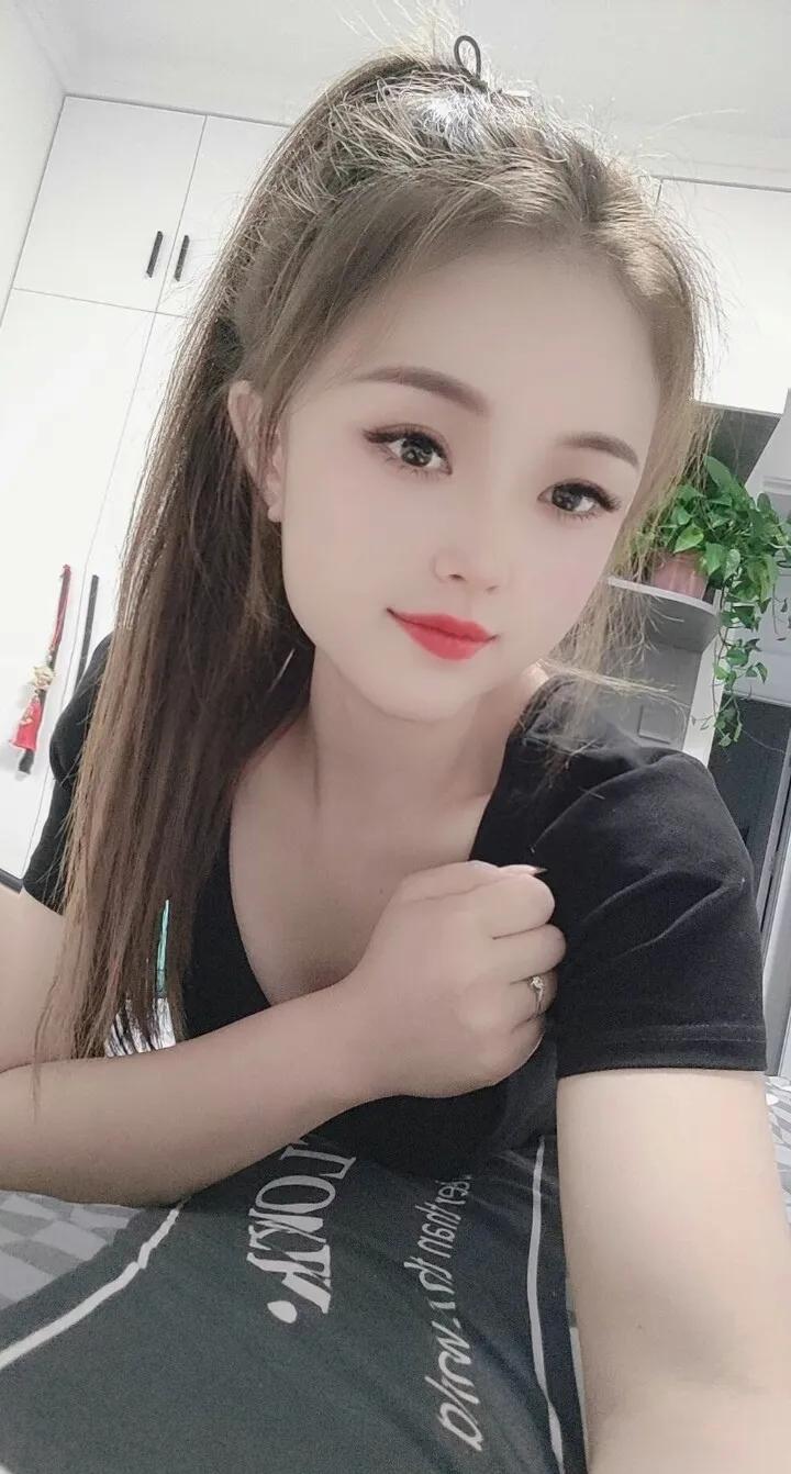 红妆素面，美人含笑。
