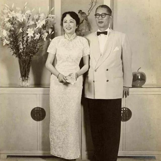 1914年，宋霭玲与孔祥熙完婚。新婚之夜，一伙儿人来闹洞房，有人一把扯下她的腰带