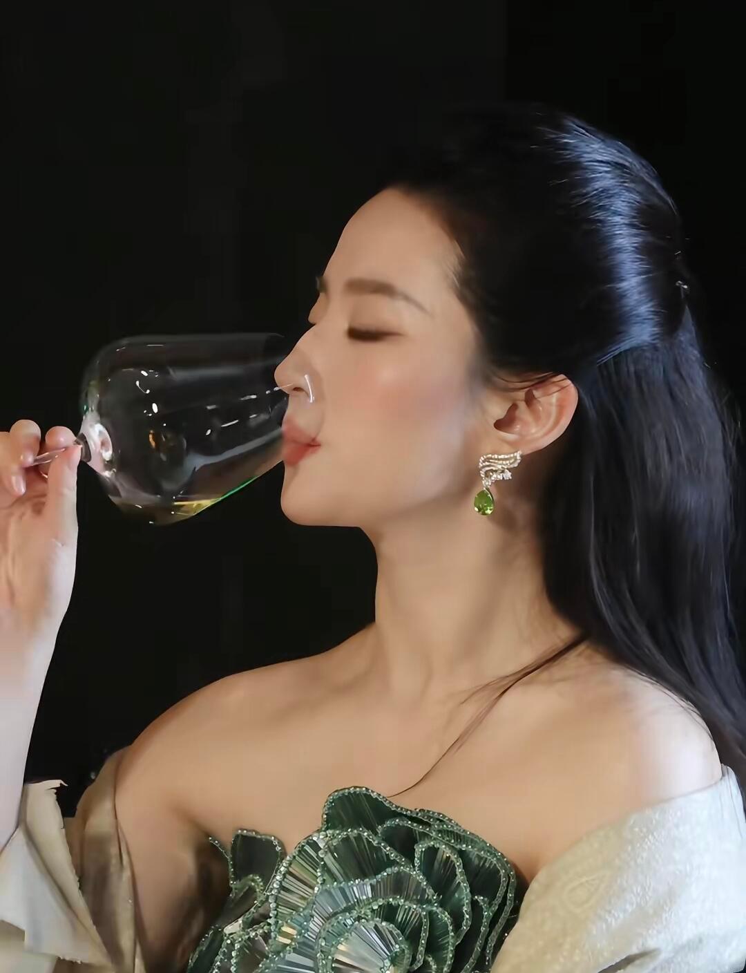 心如莲花不着水，亦如日月不住空 