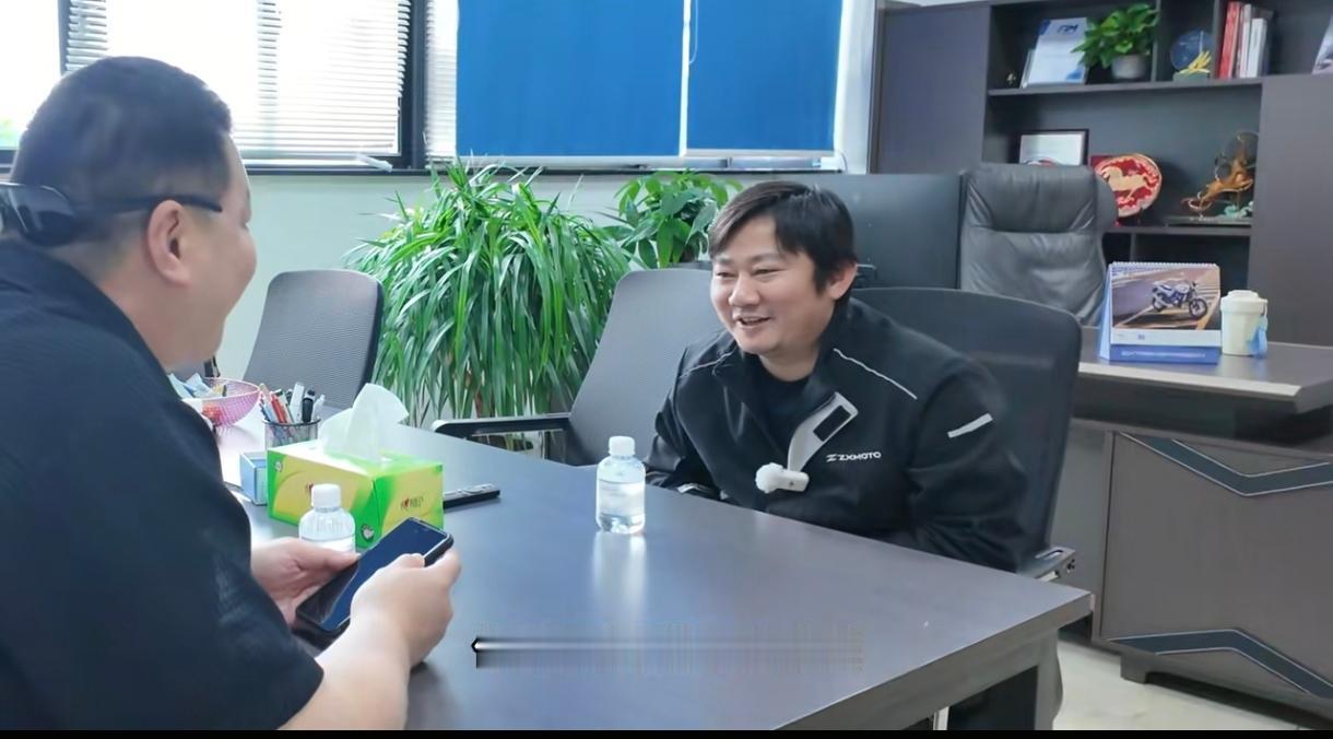 那个采访张雪的台北博主老谢，竟然是前几年在网上爆火的视频“被前女友要求在上海买房