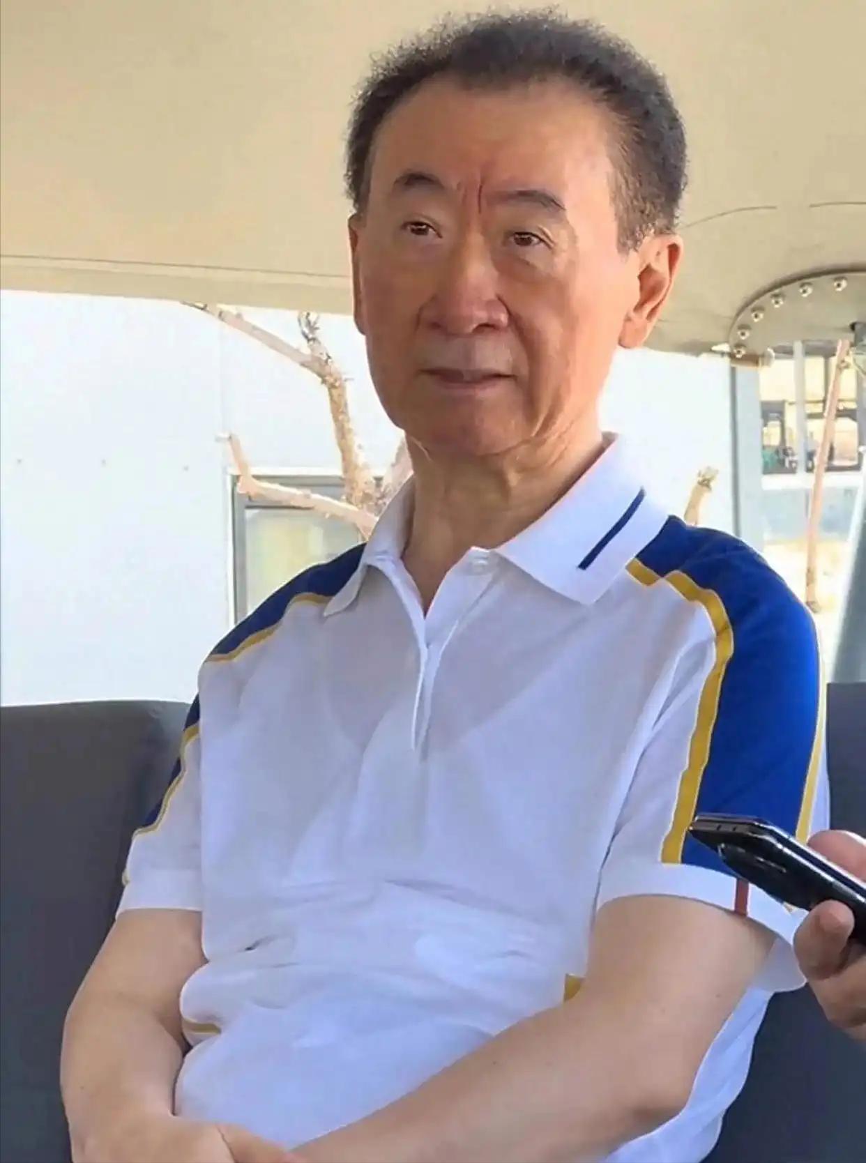 有点心疼王总了。
当年意气风发，和一众商界大佬们谈笑风生的王总，现在愁容满面，消