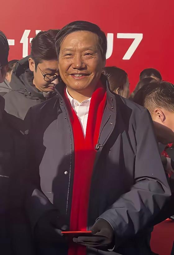 雷军肉眼可见的老呀
为什么最后一次创业也是豁出去了。
也是不得不做。
第一小米员