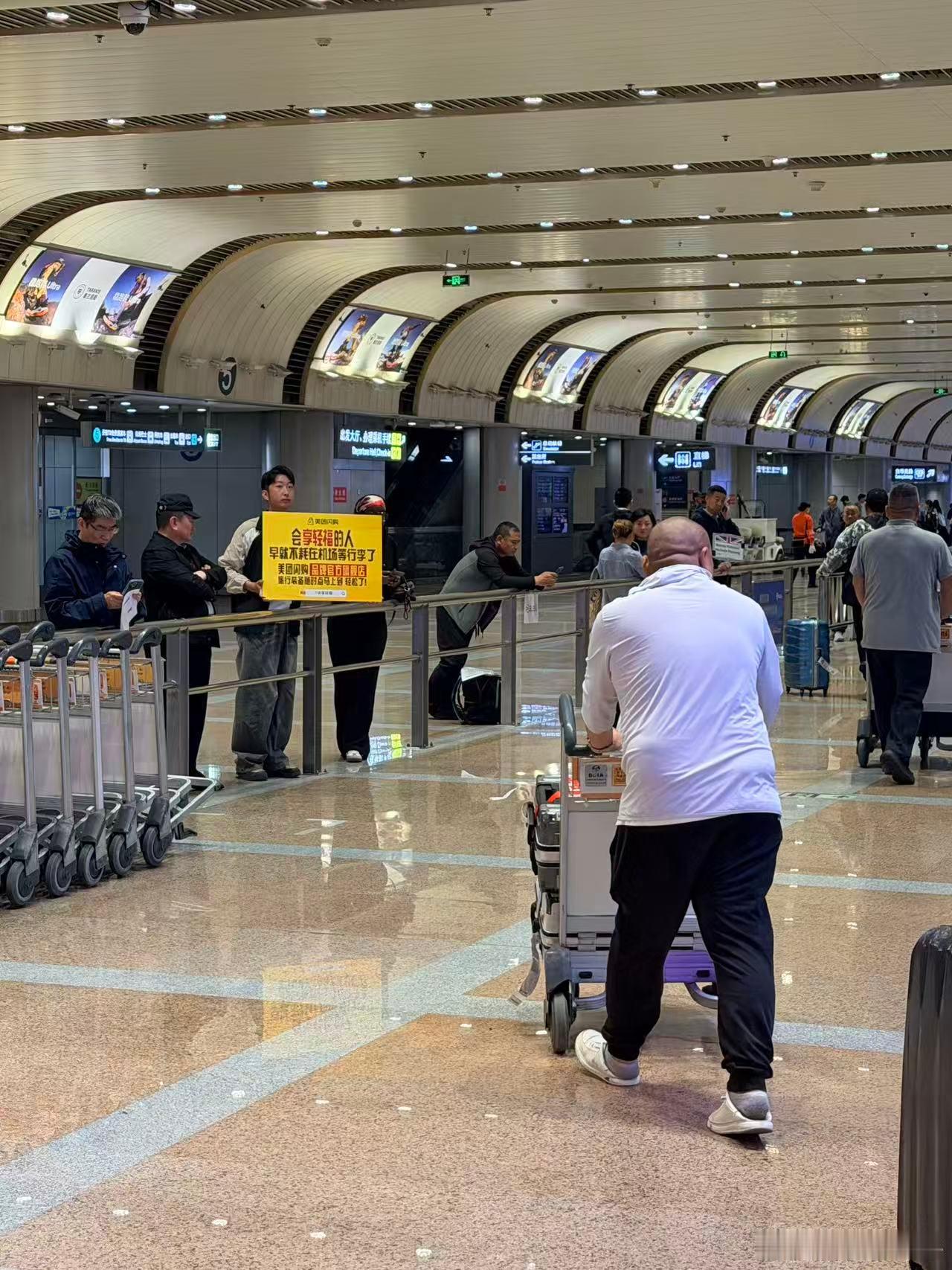 空包出游用美团闪购轻松解锁轻盈出行！美团闪购品牌官旗好物齐全，正品保障配送超快，