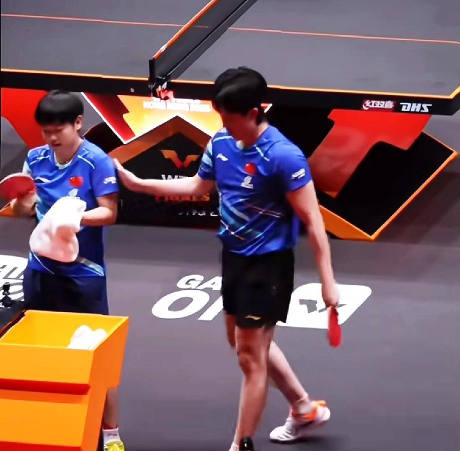 这就是八年的默契，
为了保护莎莎，
王楚钦想尽办法尽快结束比赛。

看草莓熊解说