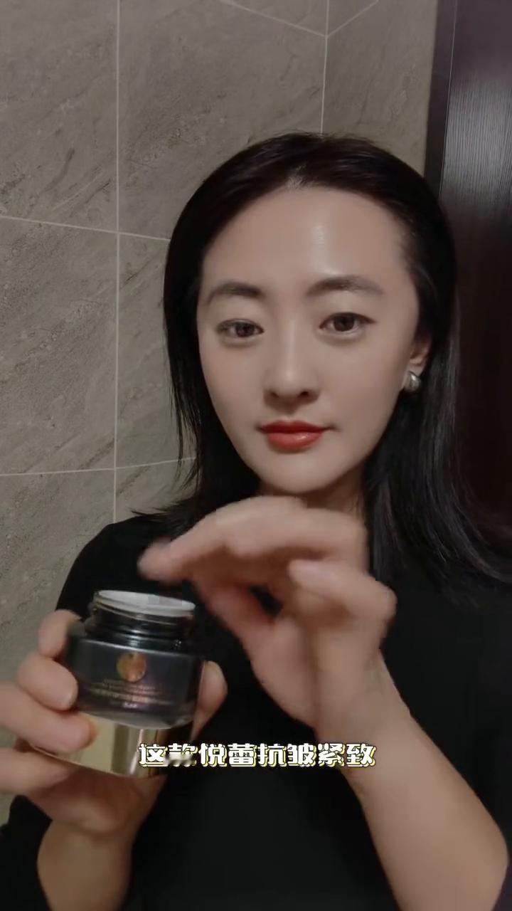 这款悦蕾抗皱紧致奢宠面霜，大家更喜欢叫它悦蕾奢宠面霜。因为它不仅能够长效保湿、提