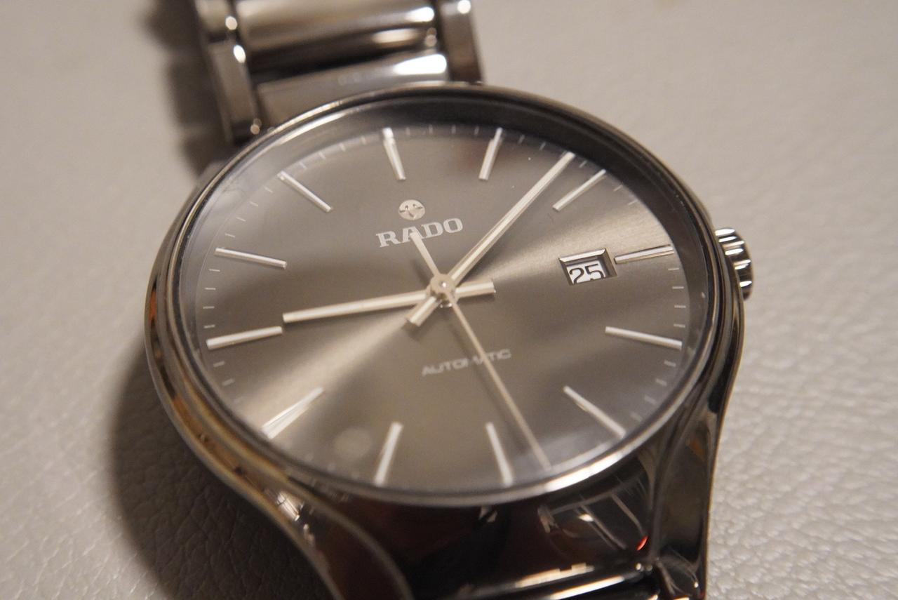 今天在广州鬼市花50块钱淘到一块机械手表；这块表外观挺精致的，表盘简约，表带是皮