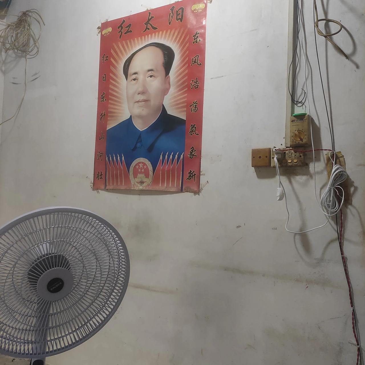 生活在农村，家徒四壁，以前出去打工赚的钱都花完了，上了年纪了出去又不好找工作，以