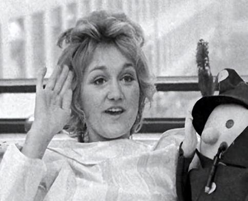 22岁空姐从万米高空无伞坠落，幸运生还后开口就说：给我抽支烟
这个姑娘叫维斯娜乌