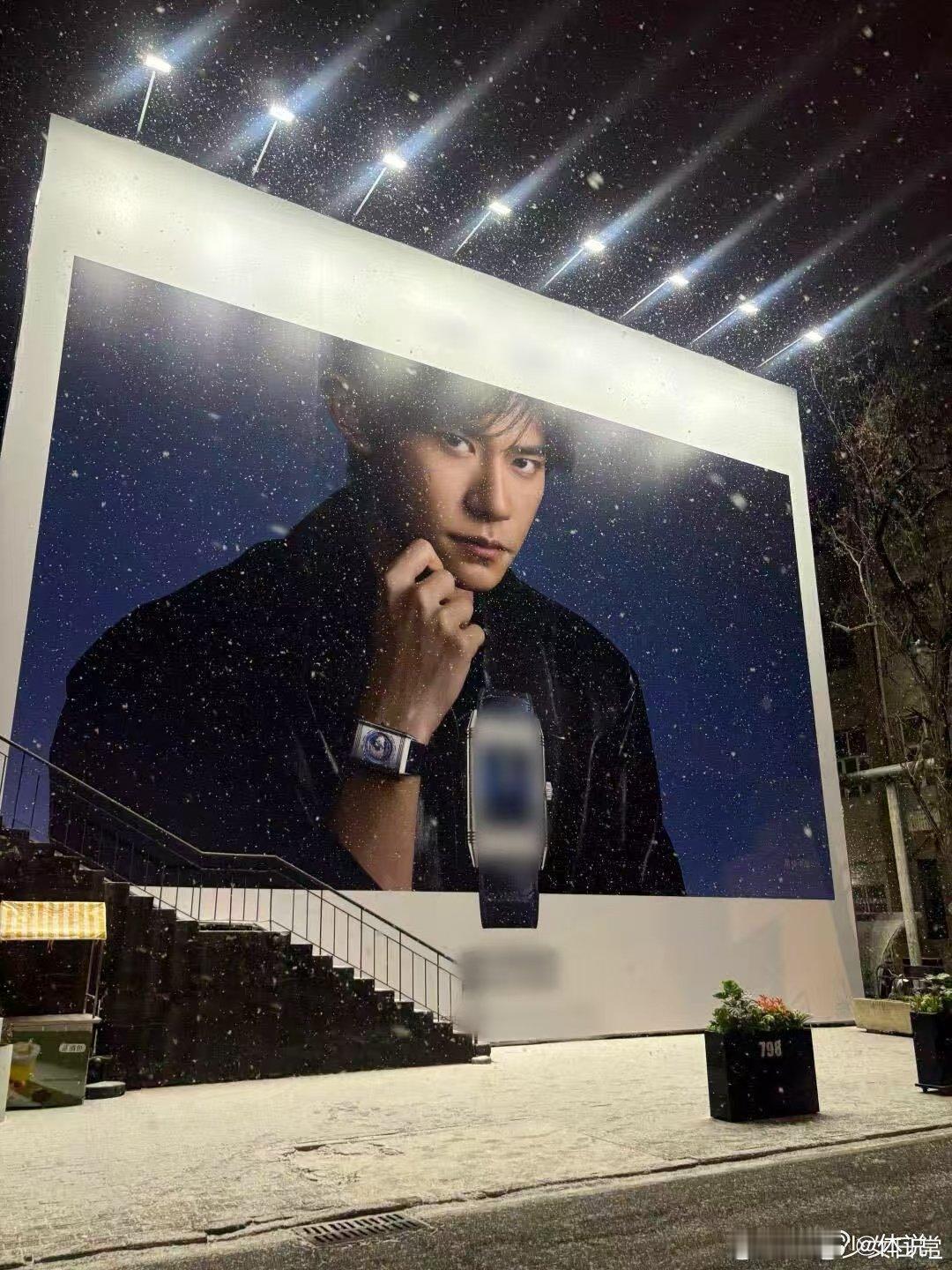 当大雪遇见易烊千玺 救命！大雪遇上易烊千玺直接美到失语！雪花飘落的画面氛围感拉满