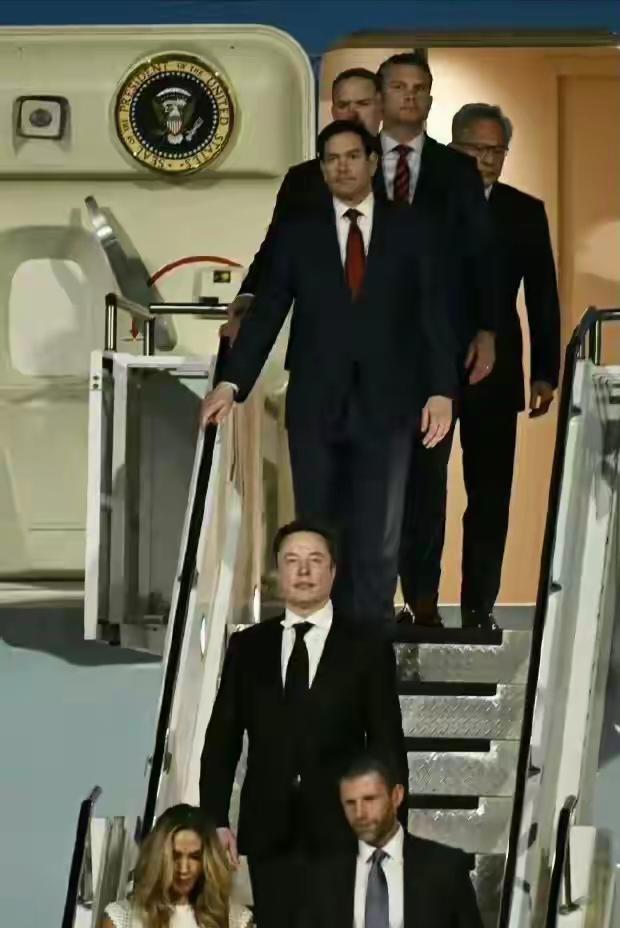 马斯克下飞机后，走在国务卿及其他几位部长前面。他虽非官员，却更有官员的派头，这无