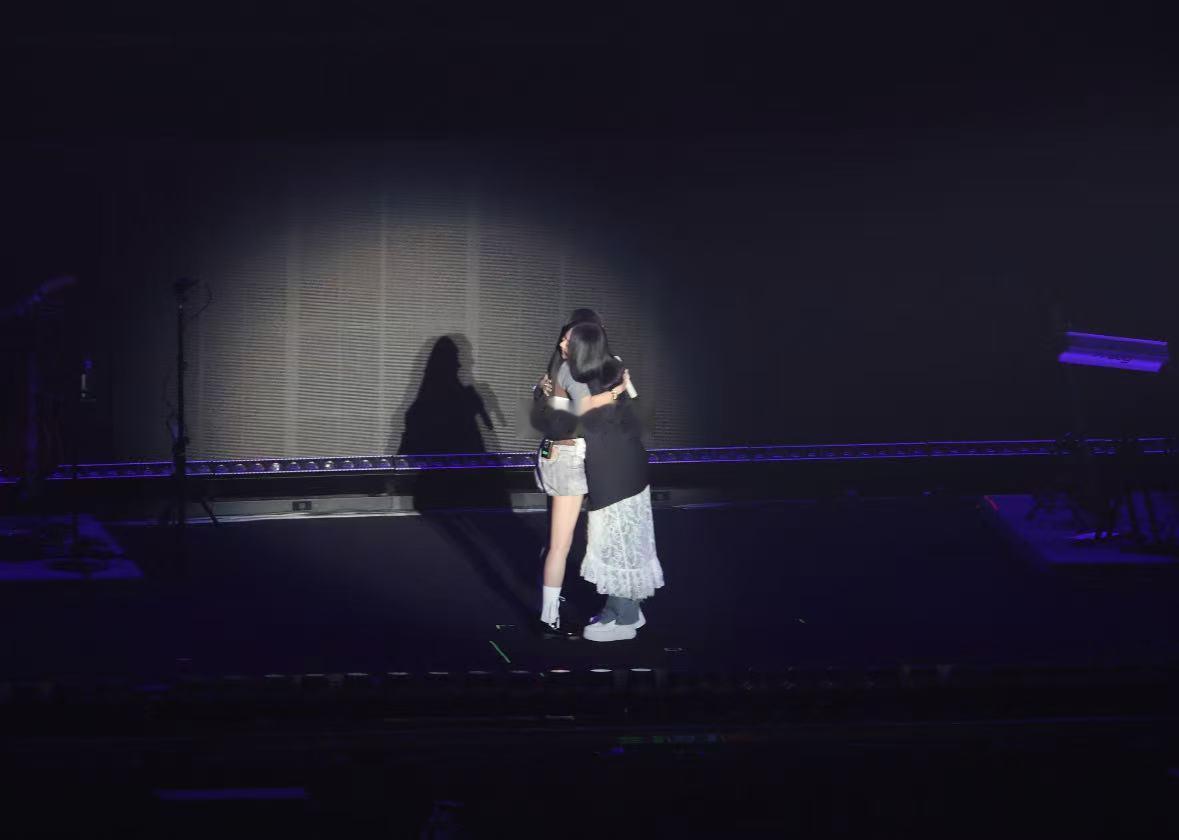 一首歌唱的是世界的辽阔，一首歌唱的是内心的柔软，它们看似相反，却在寻找的主题上相