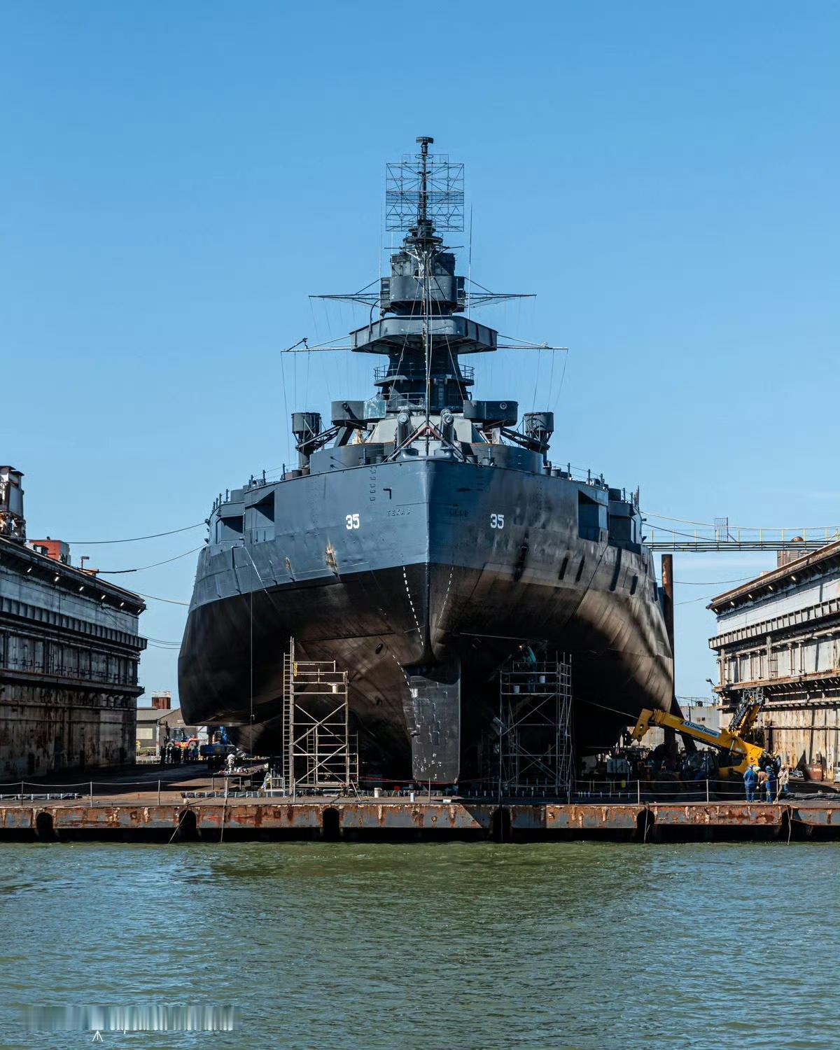 在干船坞中维护的“德克萨斯”号战列舰
“德克萨斯”号属于“纽约”级战列舰，于19