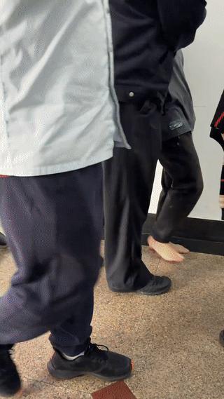 这是什么情况？
网友在医院看到有一个人被绳子反绑着双手在两名警察的陪同下来到医院