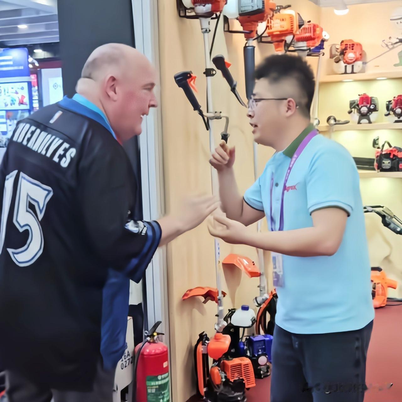 有人看到碰到了一个世界上最为著名的美国NBA球迷。
从侧面看，确实很像，不应该是