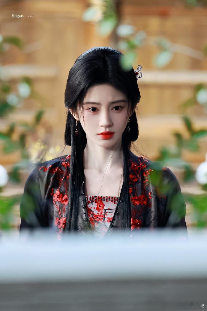 鞠婧祎月鳞绮纪露芜衣新造型路透  鞠婧祎刺绣红梅花黑衣路透  上官芷返场了！有一