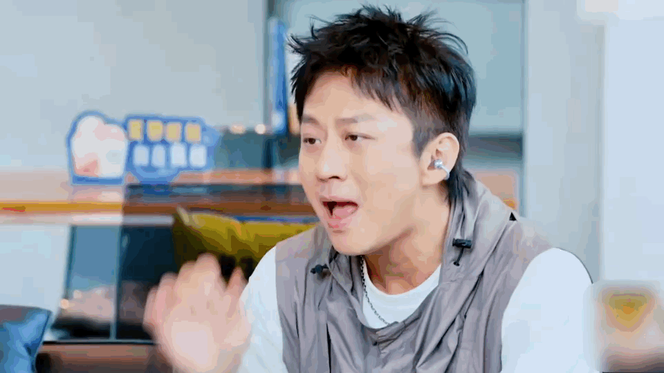 张淞模仿邓超陈赫撒娇张淞直播整活太好笑！模仿《五哈》邓超陈赫经典撒娇，一套动作下