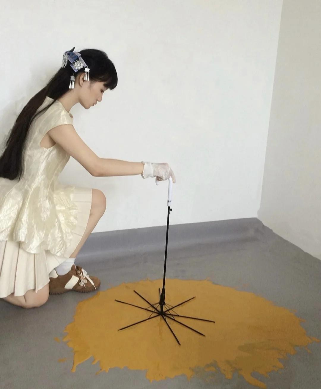 “撑起洪灾之伞”
这把“伞”，是手掌磨破仍紧握的铁锹
是连续36小时不合眼的坚守