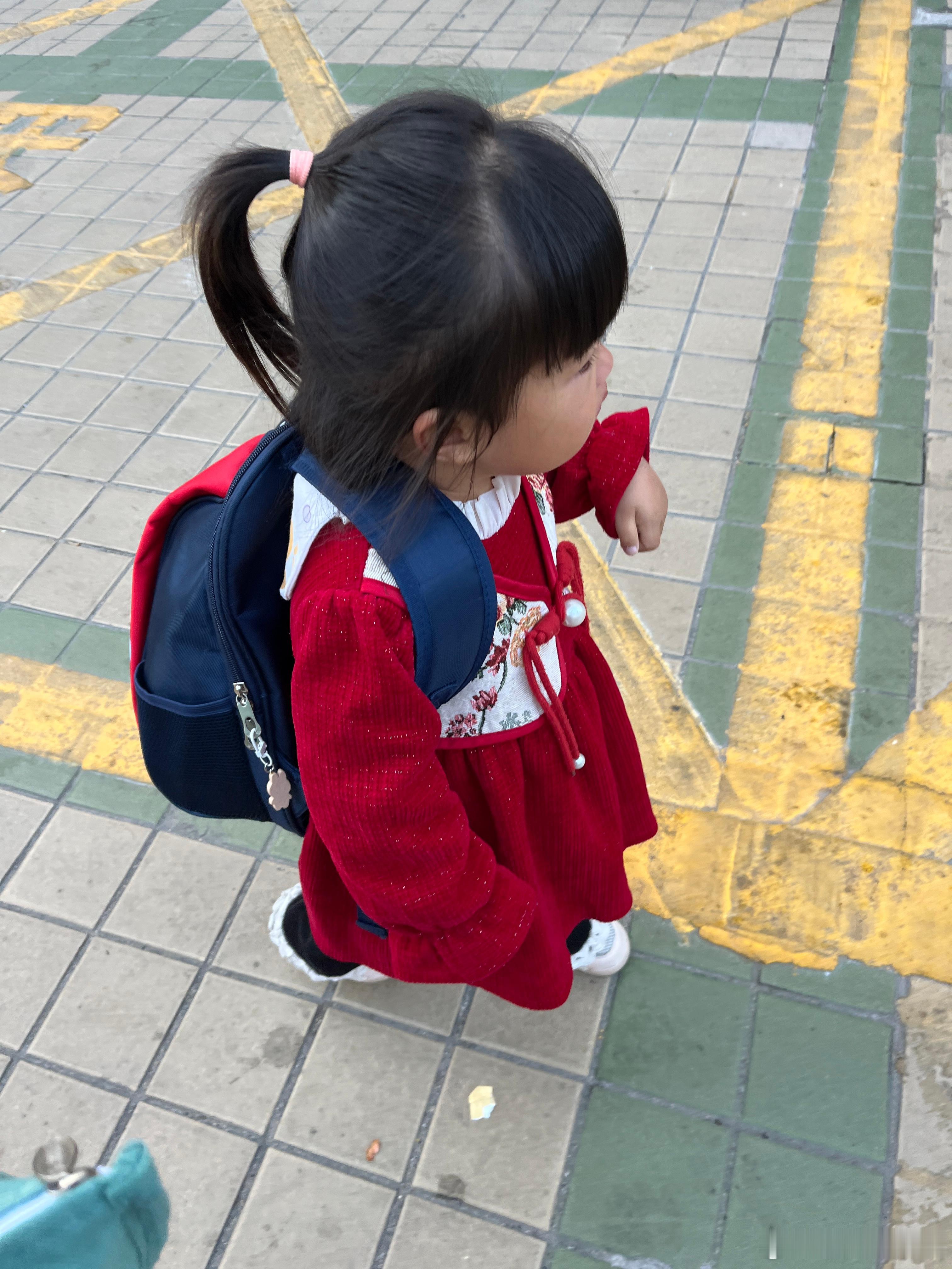 今天也是卡点来的，昨天9点半就睡，还是起不来，太冷，其实，我每天7点就自动醒了，