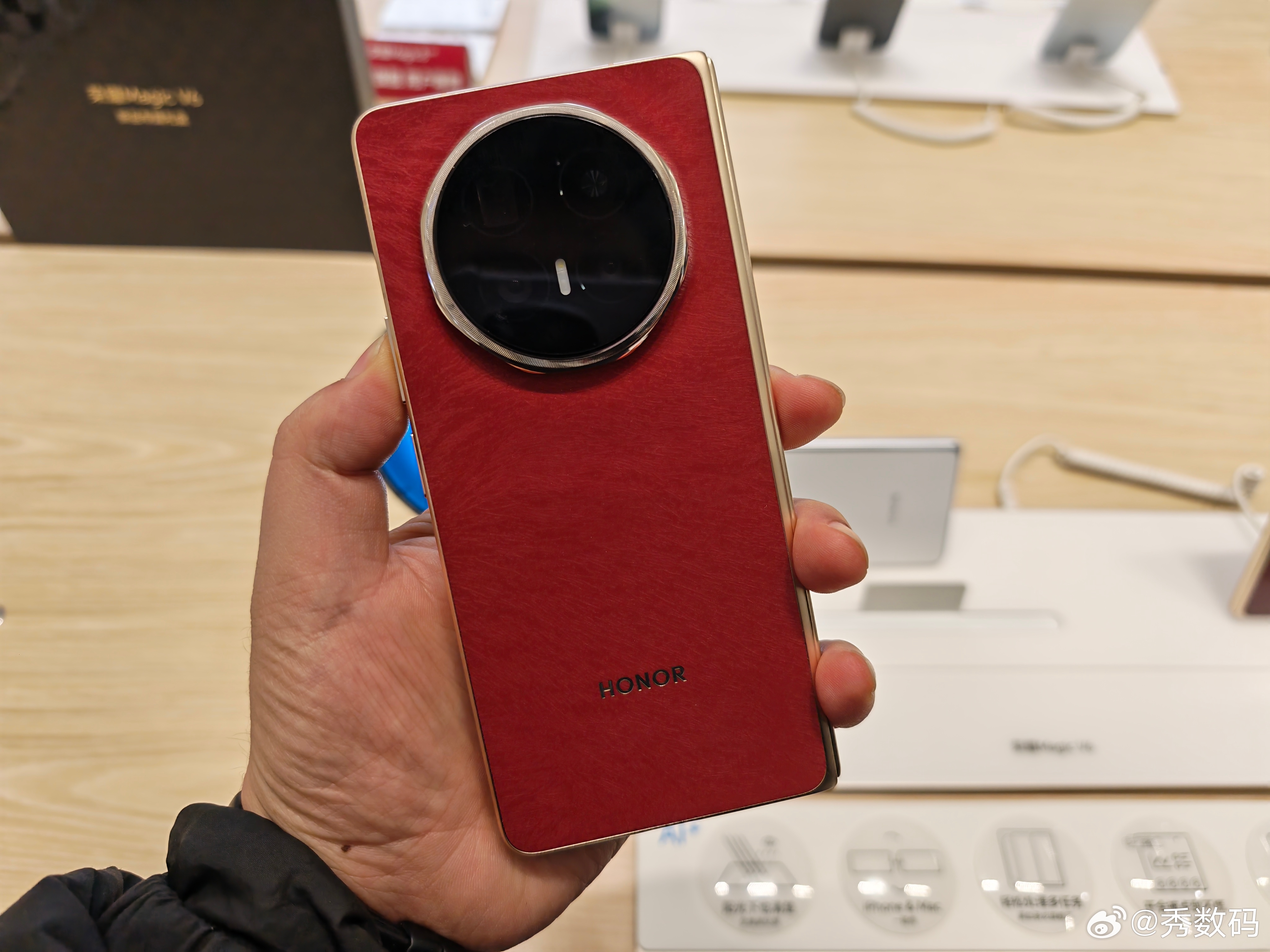 逛街看到荣耀体验店上了Magic V6，终于摸到赤兔红了，背部的颜色和手感很好，