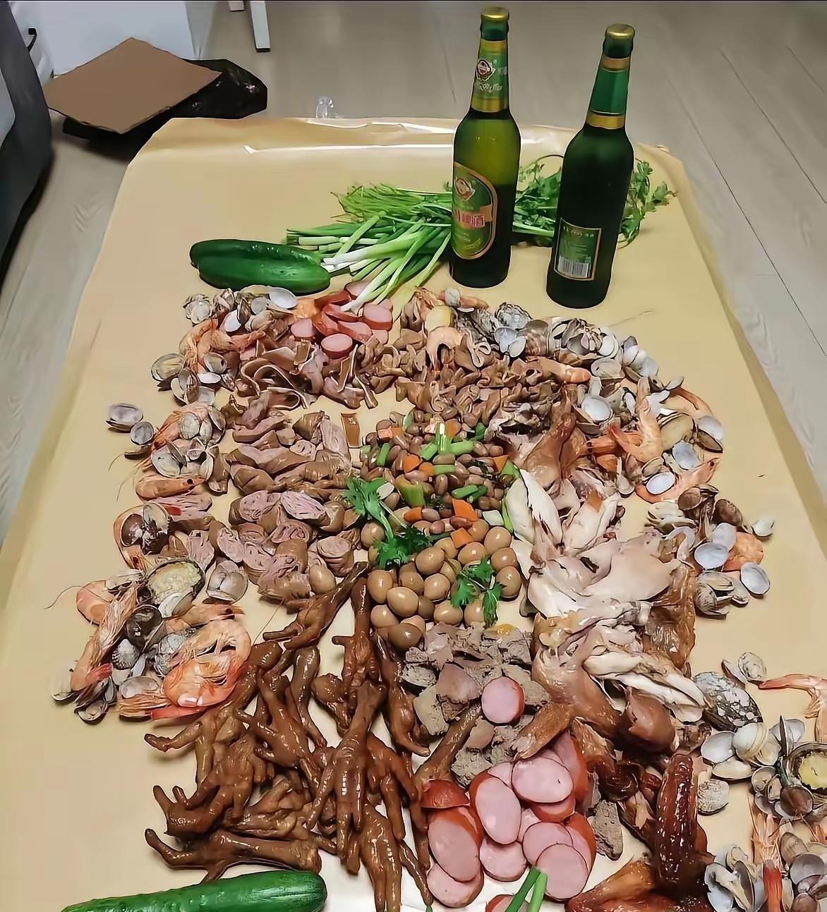周末我学网上做手抓海鲜，卤好的蛤蜊、虾、鸡爪、鹌鹑蛋、香肠片，配两根黄瓜，连盘都