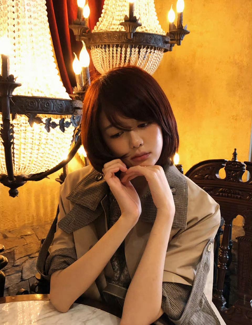 黄晓明这回眼光真毒！

新签的新疆小花白翊汝，

靠着一双灵气十足的大眼睛直接火