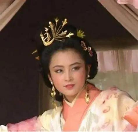 貂蝉见吕布被曹操所杀，对着吕布的尸体痛哭：“将军，我随你而去！”曹操见状，劝道：