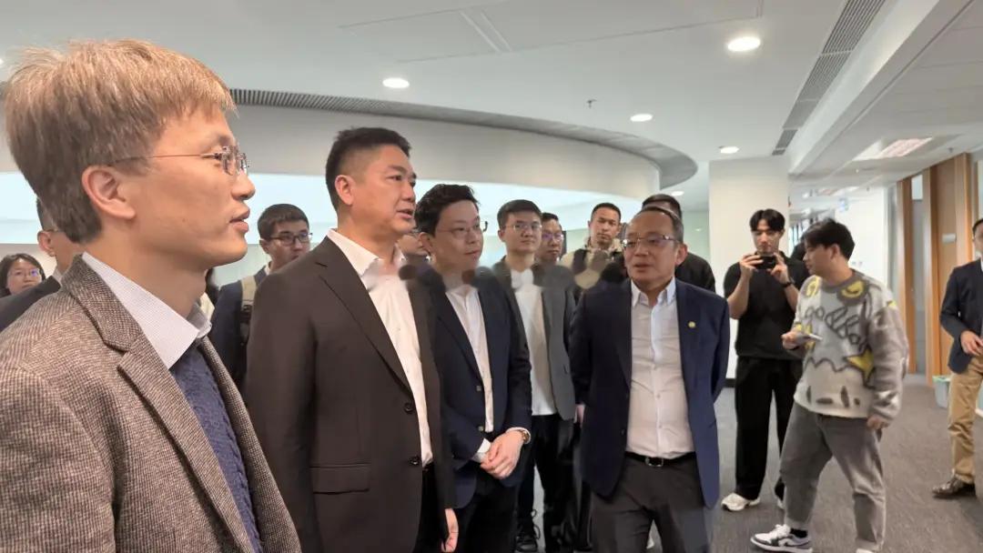 东哥也回来了！许久未露面的刘强东，现身香港科技大学！参观人工智能项目，连连点头！