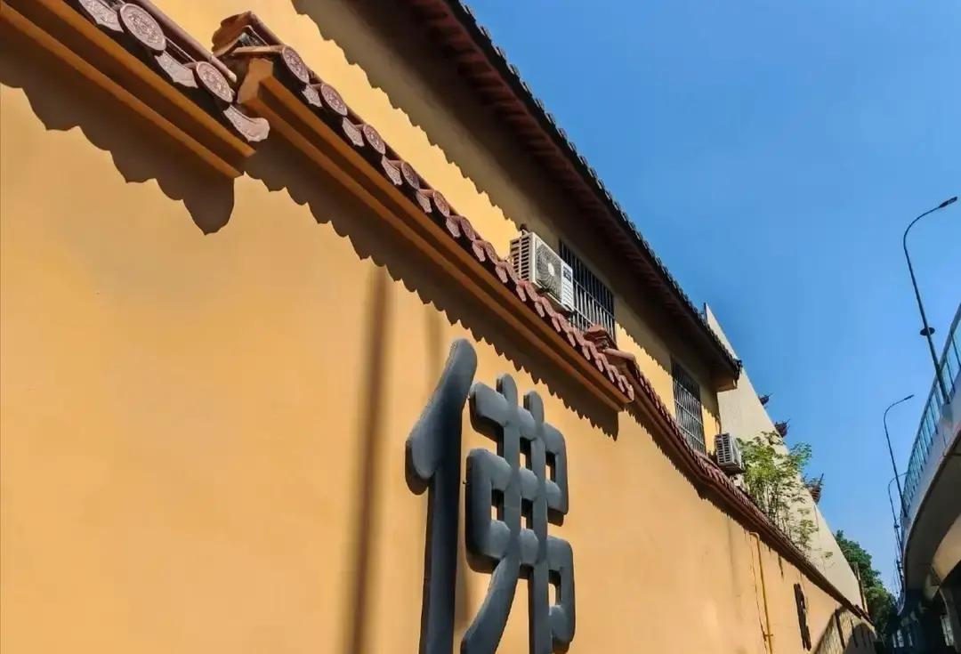 一个开砂石料厂的汉子，去年接了个二十七万的活儿，干完别说挣钱了，赔得连铲车柴油都