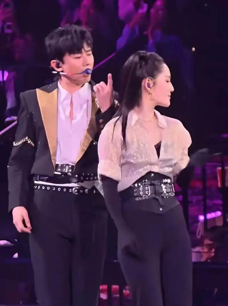 2026年1月23日晚上，43岁的张杰在成都家乡的演唱会上，突然宣布从此不再参加