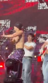 姚琛身材按块练 姚琛这身材简直绝了，每一块肌肉都像是经过精准计算练出来的！轮廓又