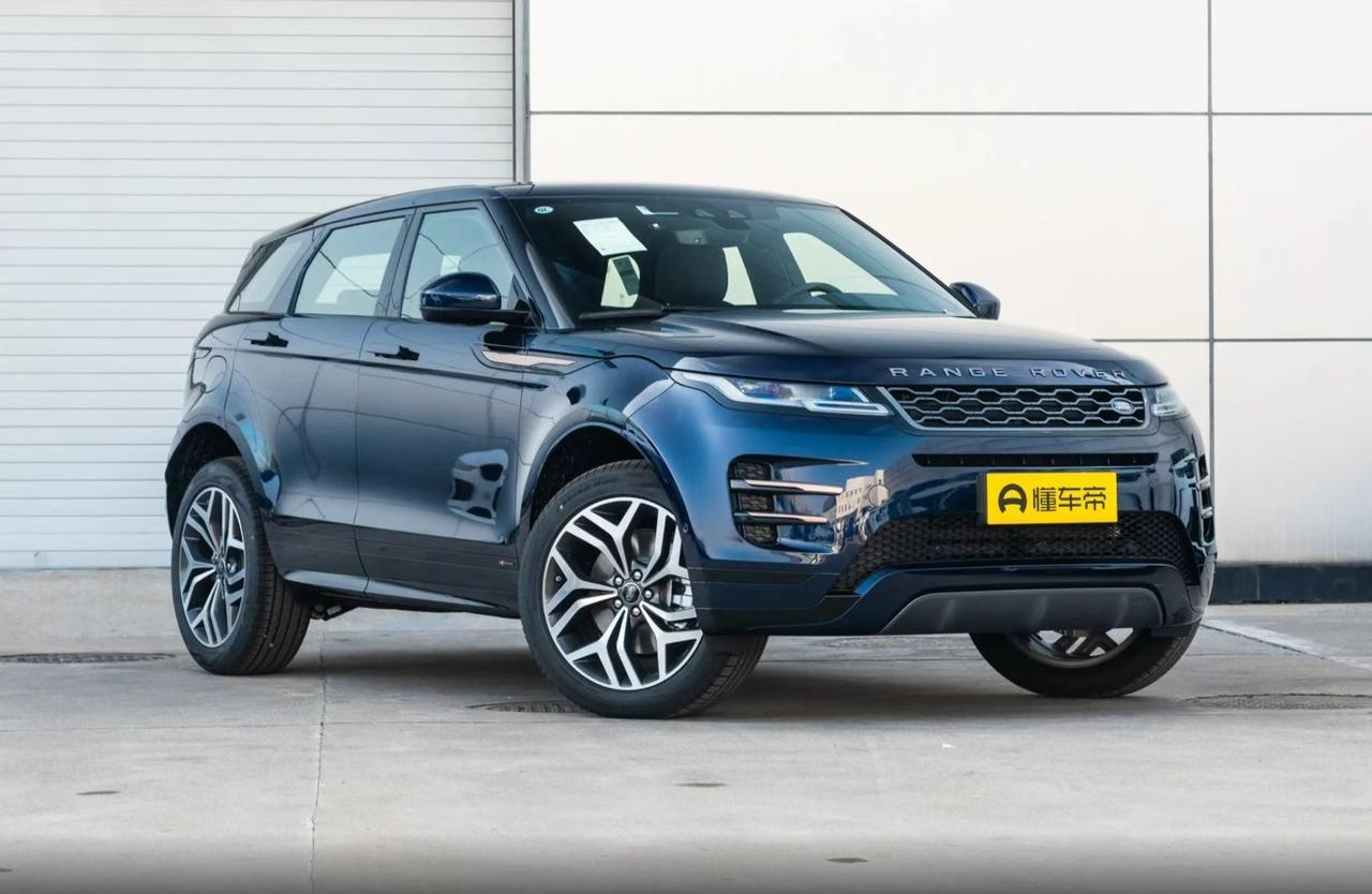 在小区停车场，看见一辆二手揽胜极光停着，车主正给娃系安全带，笑呵呵说：“开了三年