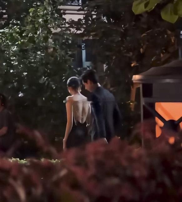 陈星旭关晓彤豪门少爷小姐既视感谁能不被《红掌》路透惊艳！陈星旭西装自带贵气豪门少