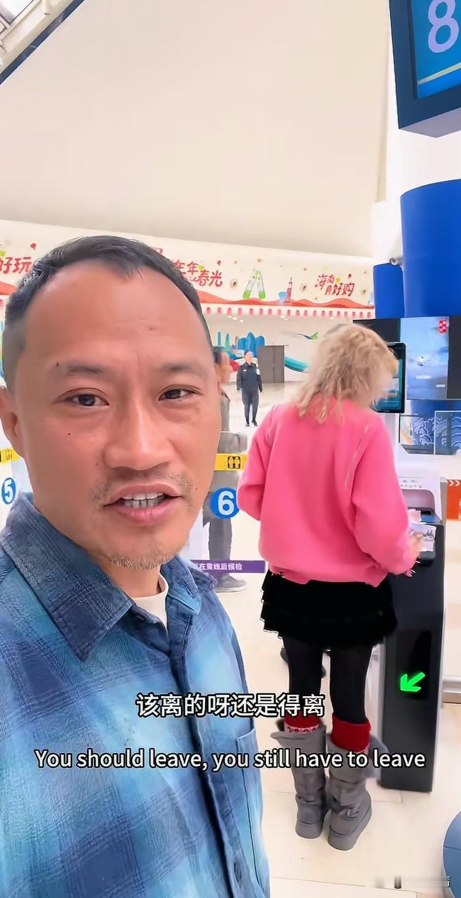 大叔娶了一个乌克兰美女，
他经常在网上炫耀自己的媳妇儿，
毕竟像他这样的年纪，