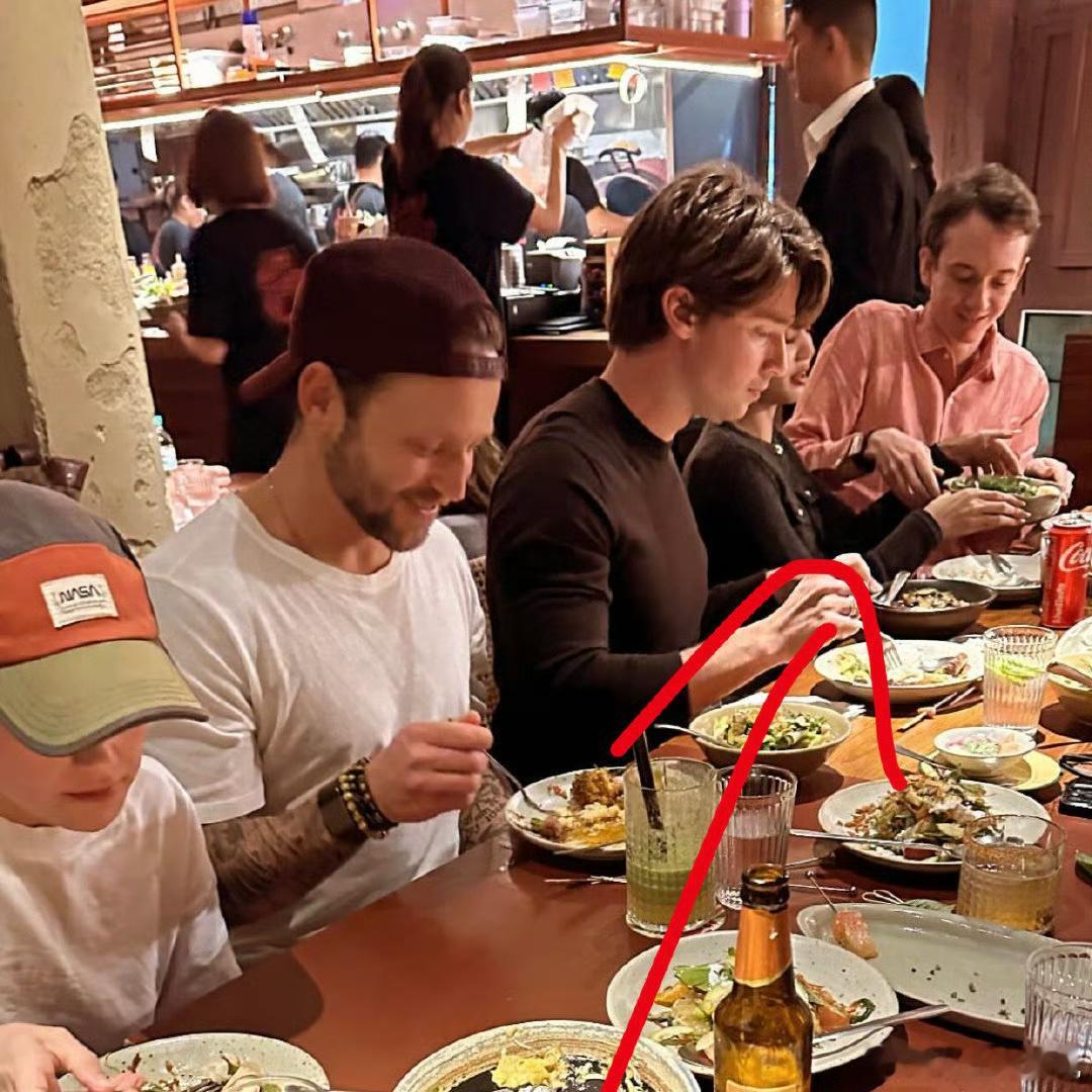 Lisa三公子与朋友聚餐 🍽️ Lisa与三公子在泰国聚餐被偶遇，两人感情稳定