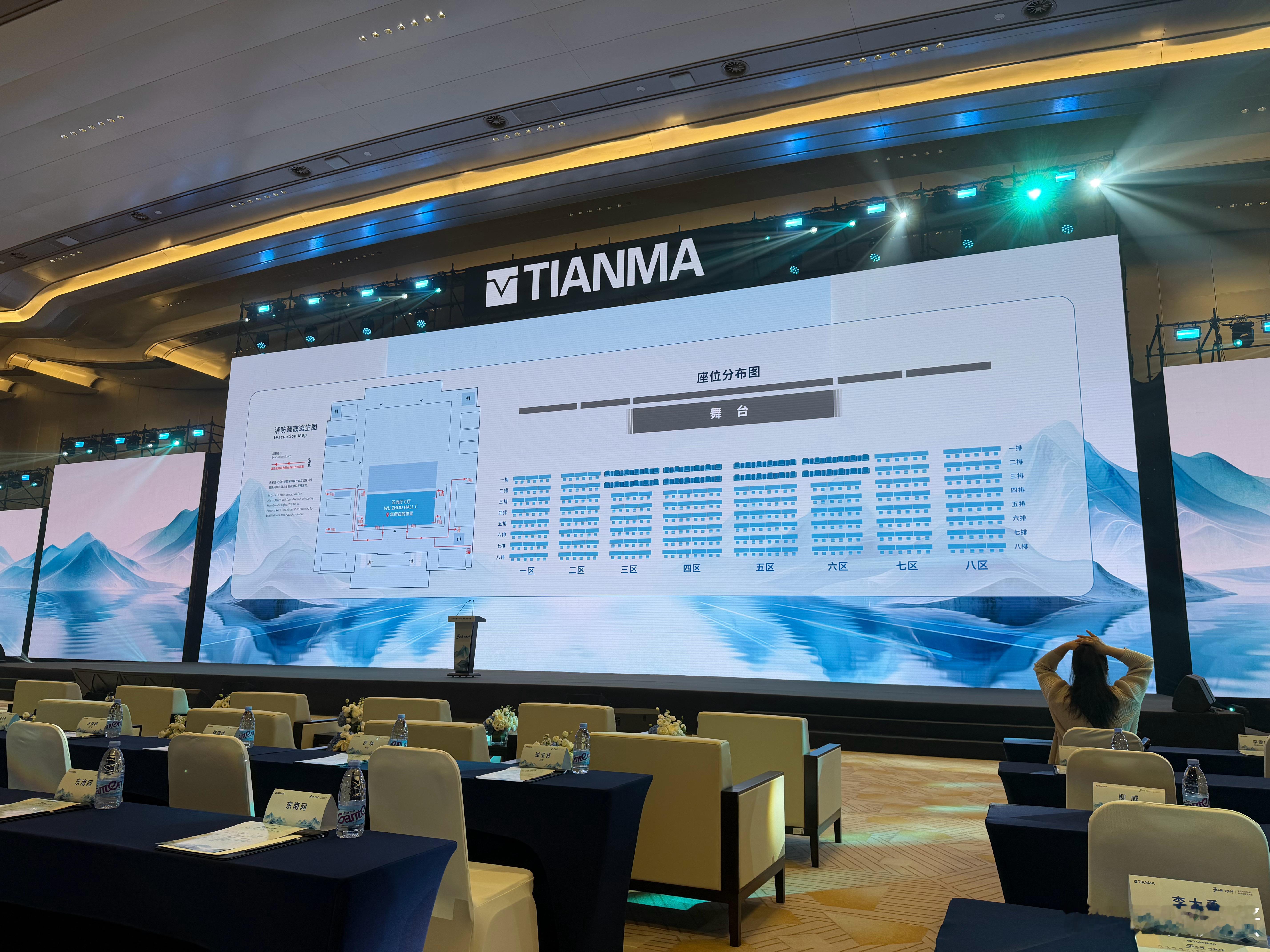 来厦门参加天马高端OLED天工屏 发布会，提前看到了 Find X9 点亮的屏幕