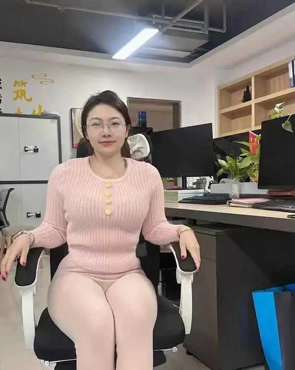 近日，某社区妇女主任因穿搭遭质疑“不得体”，一石激起千层浪。

对此，该主任并未