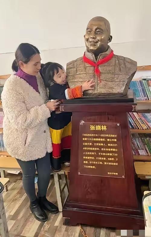 3岁女孩大凉山抱石像喊爸爸，真相戳中全网泪点
 
2021年，四川成都1女子带着