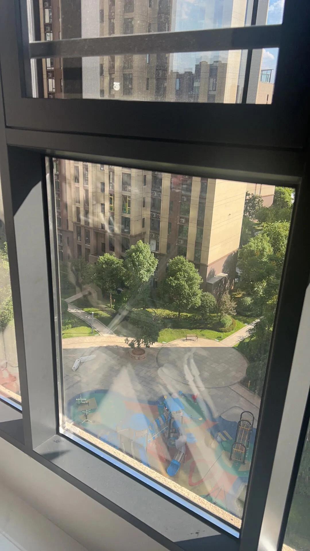 以前不说话是在生气，现在不说话是在调整情绪，每调整一次，我们的关系就会淡一点，你